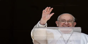 El papa Francisco reapareció para celebrar el rezo del ángelus